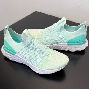 Nike Women's Light Green Athletic Shoes